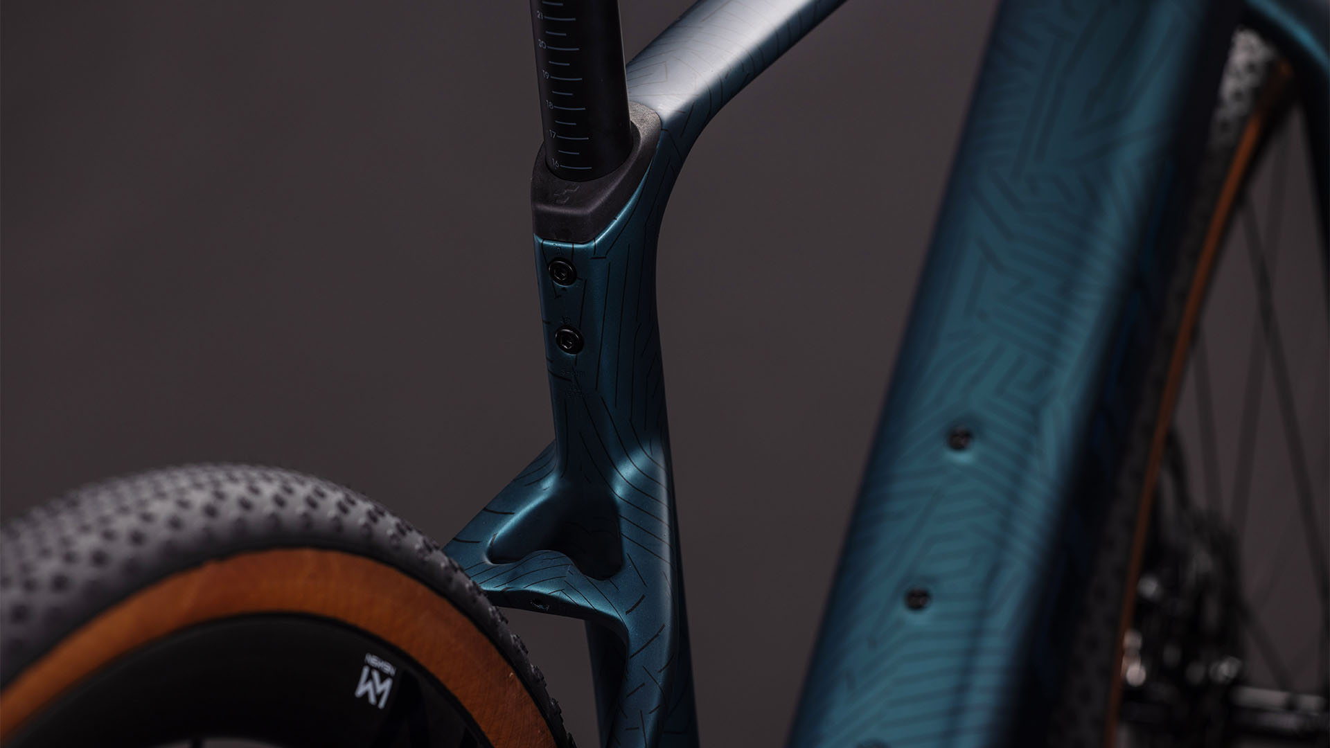 cube-nuroad-hybrid-c62-slt-400x-royalgreen-n-crisscross-l_271571_3_1756888406